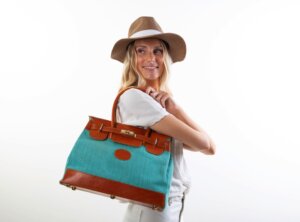 <h1>CARMEN SMALL </h1><h4>TOILE IKAT TURQUOISE ET CUIR CLAIR</h4>